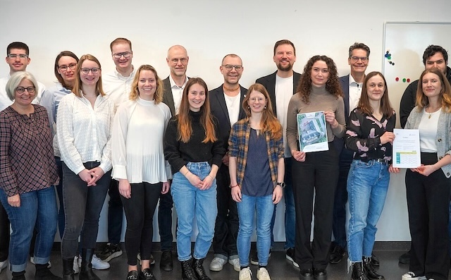 Vertreter:innen der Partnerfirmen und Seminarteilnehmer:innen beim Semesterabschluss gemeinsam mit Prof. Dr. René Fahr und Sabrina Plaß vom Lehrstuhl sowie den Seminarleitern Dr. Christoph Harrach und Christian Einsiedel